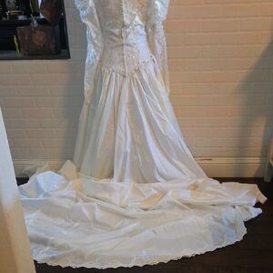 Elegant White Women's Dress with Lace Bodice